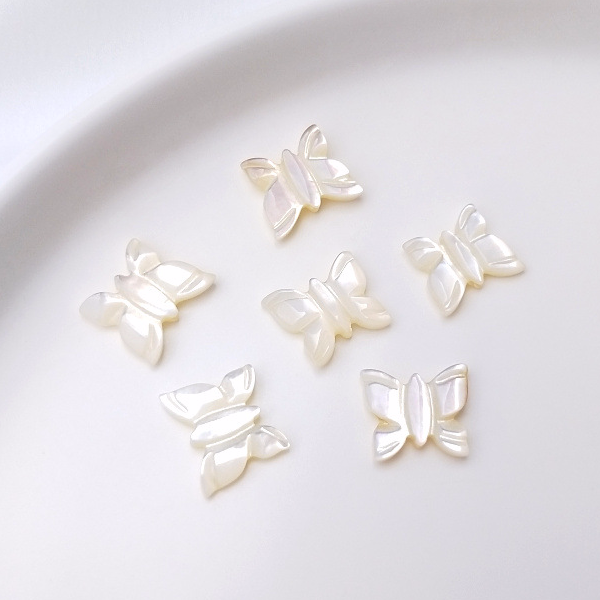 1:White Disc Shell Small Butterfly 11x9mm_1pcs