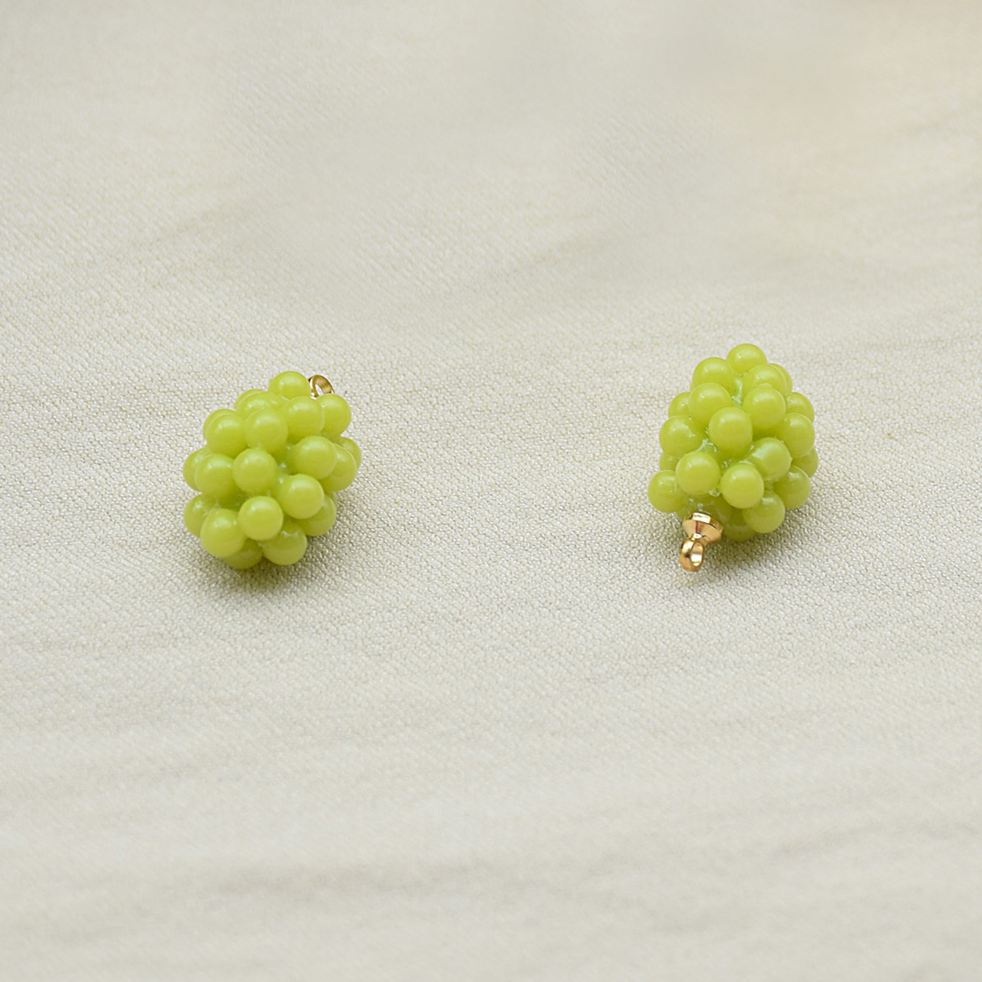 The grapes are yellow and green
