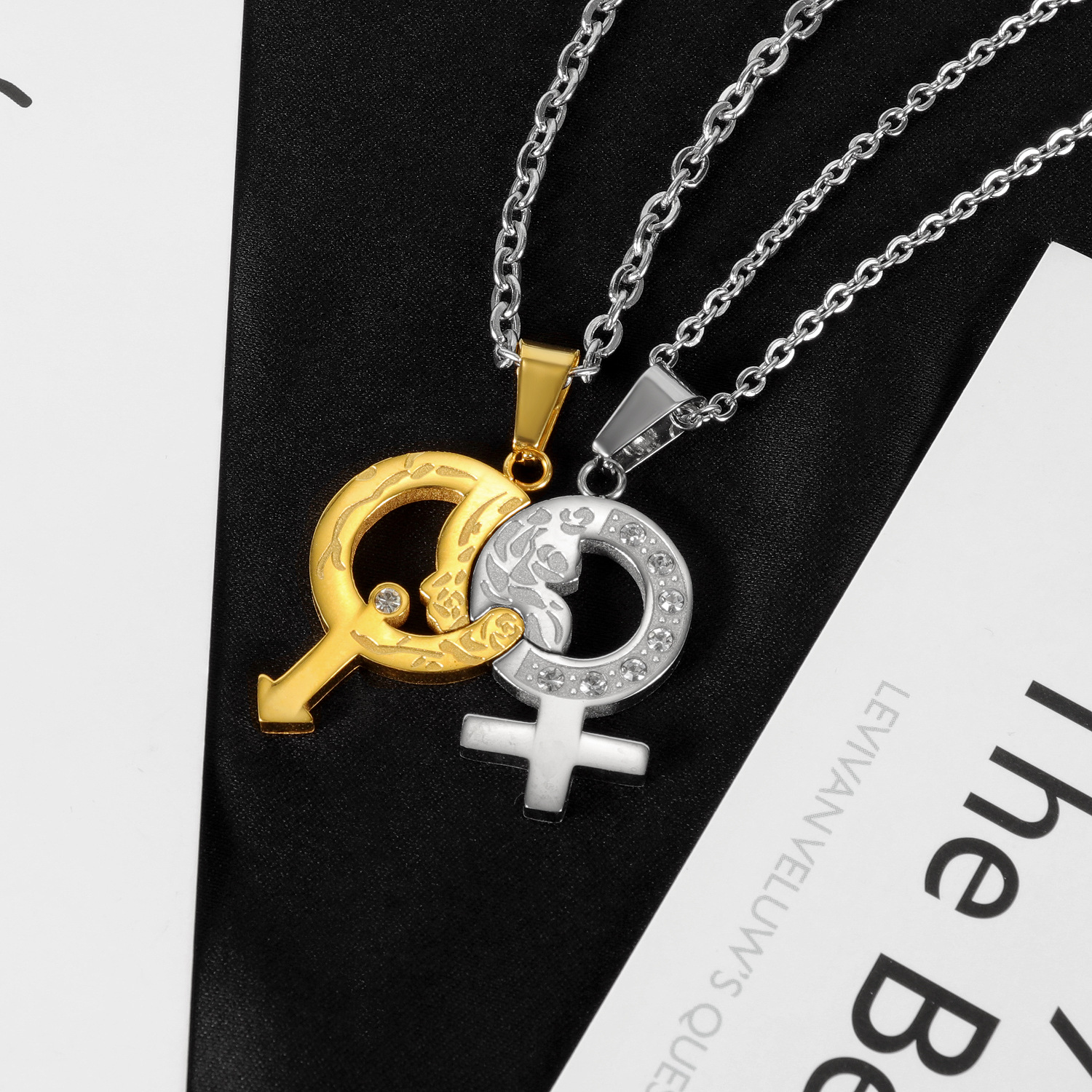 4:Between gold pendant necklace