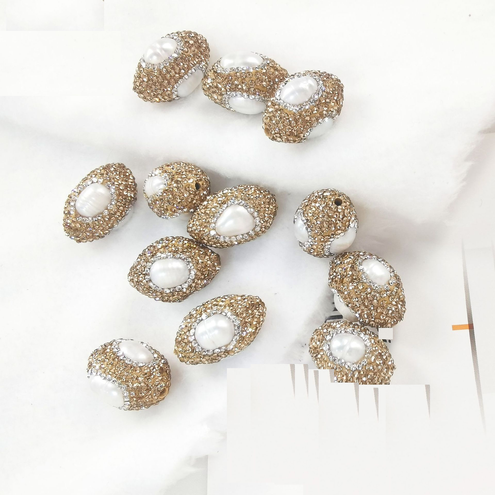 Pearl set with gold diamond (perforated)