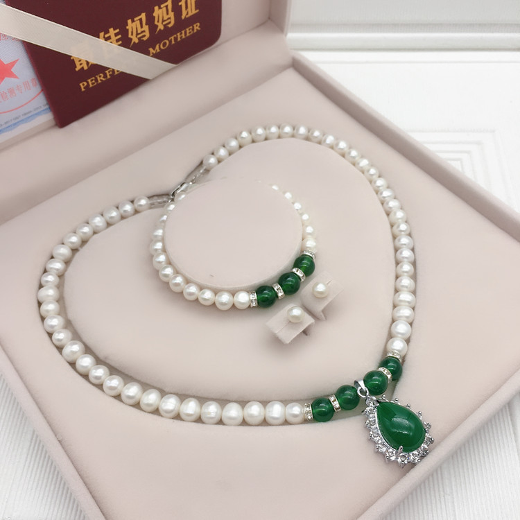 1:Green pendant set of three pieces