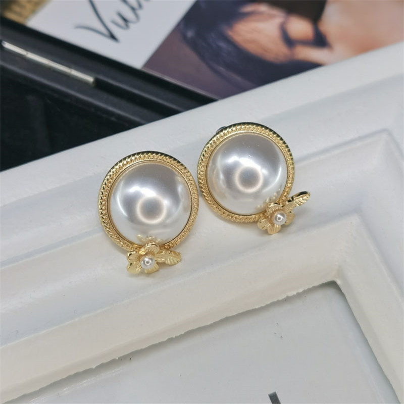 1:pearl earrings