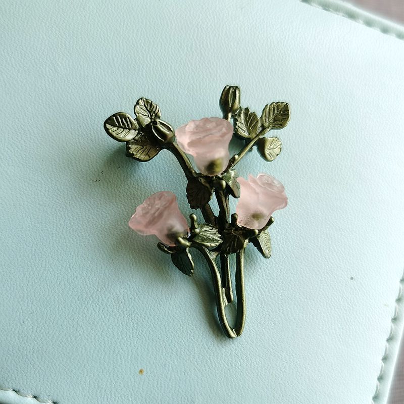 1:light pink brooch 40mm*30mm