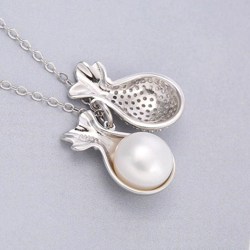 Single pendant finished white pearl
