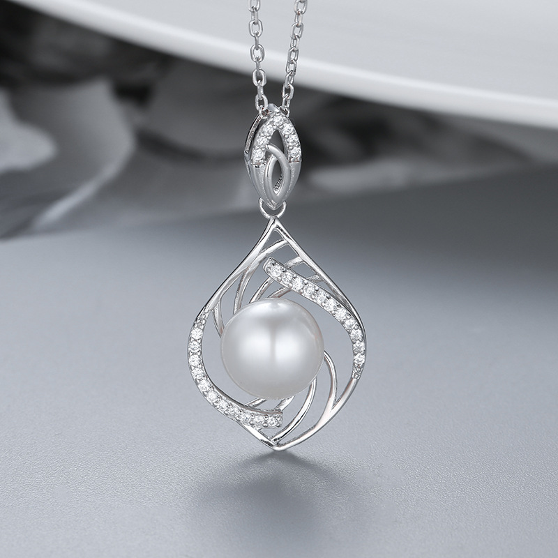 3:White and gold single pendant  7.5-8mm