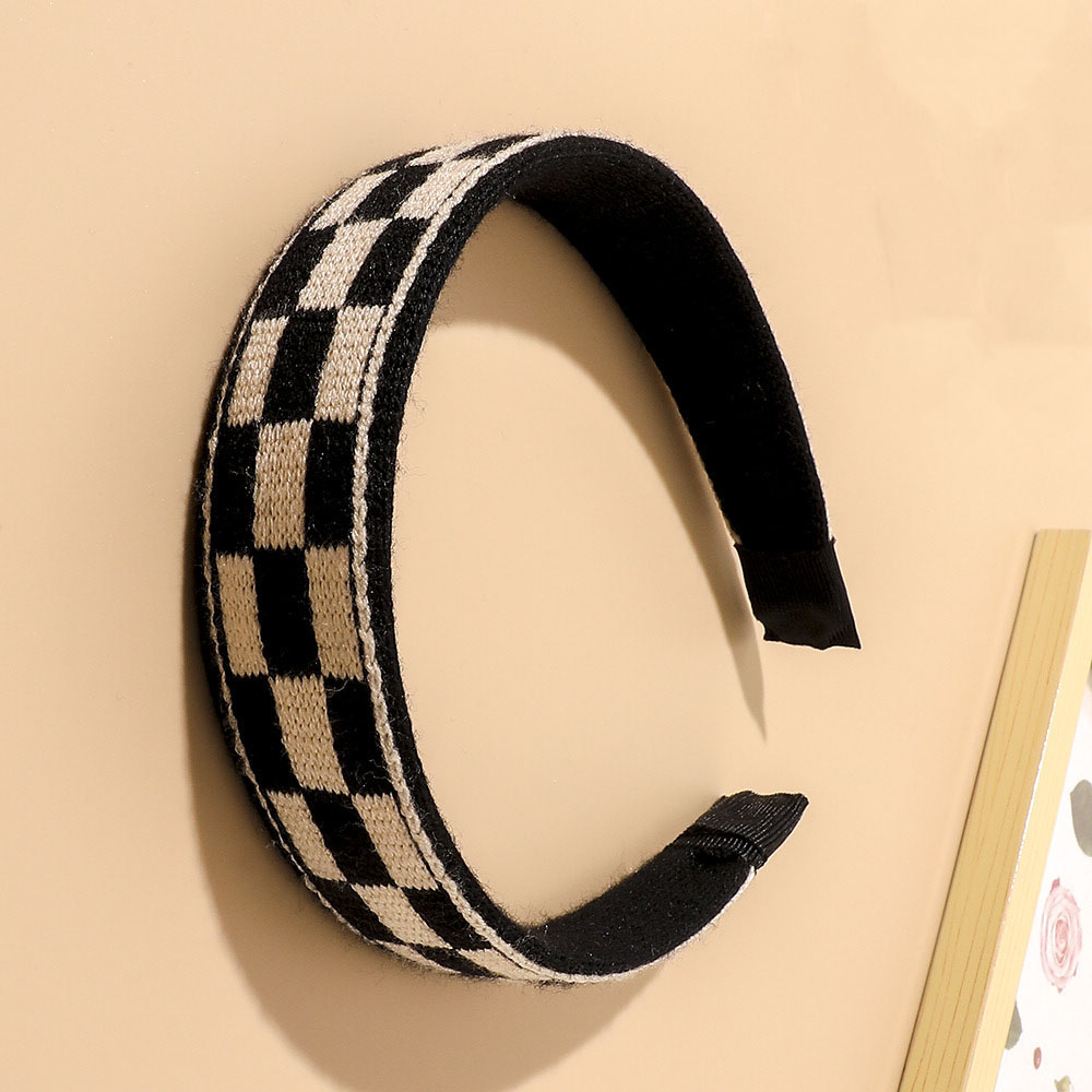Black and white knitted headband-checkerboard2