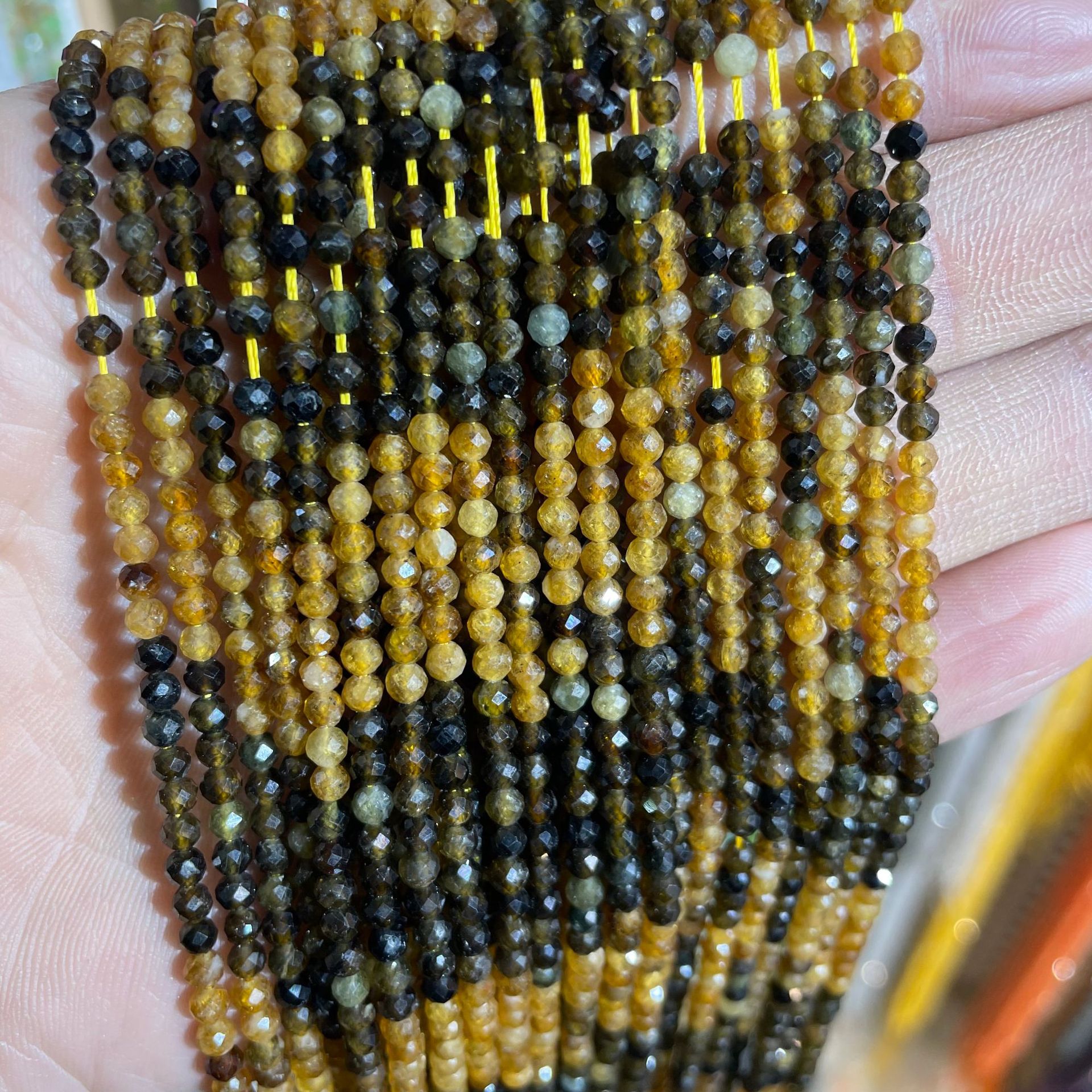 3mm (about 125 beads/strand)