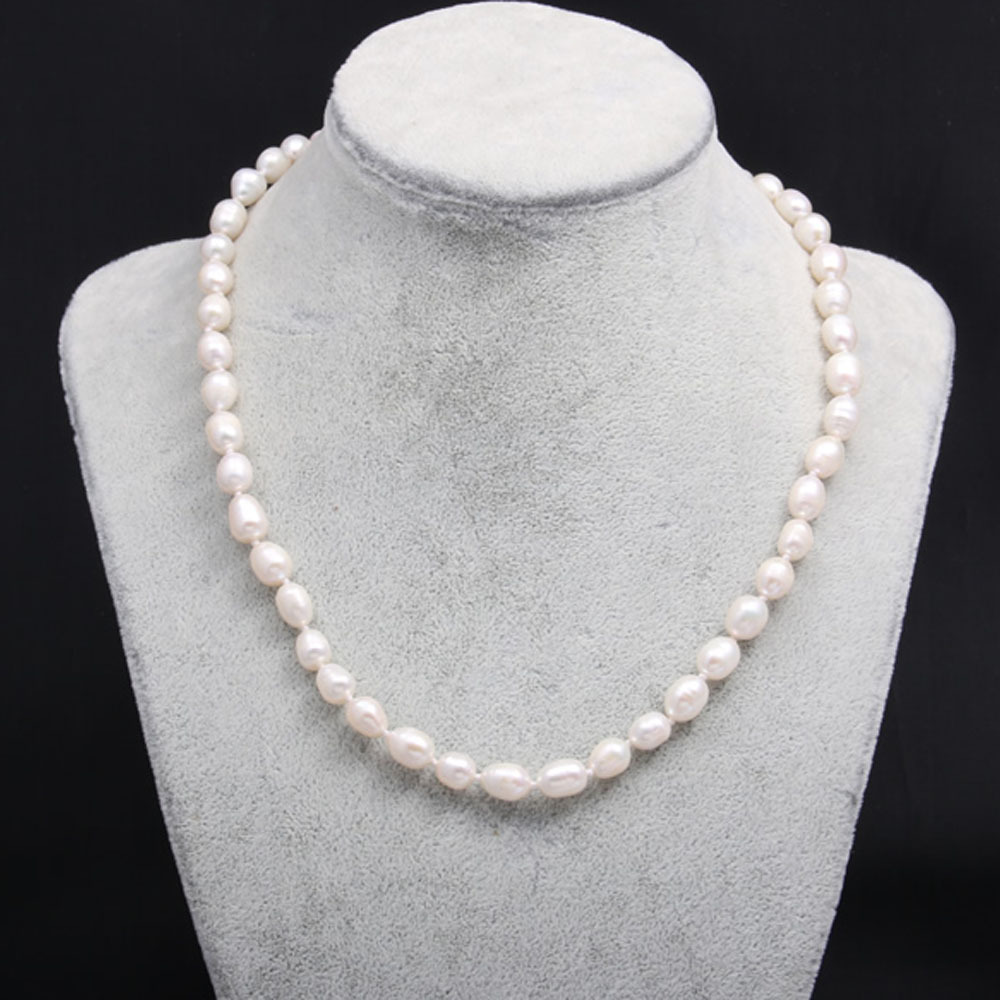 White 9-10mm pearls, 45cm in length, 30-31 pearls/