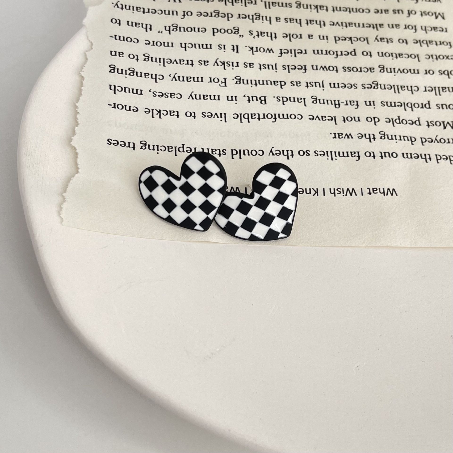 Style C - A pair of black heart checkerboard earri
