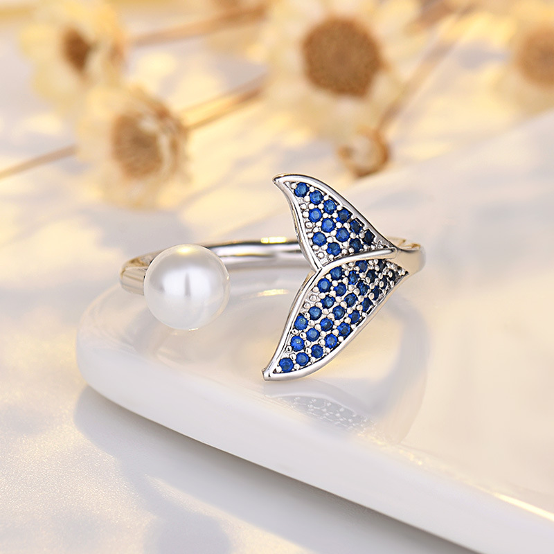 Fishtail Ring Blue diamond (white gold)