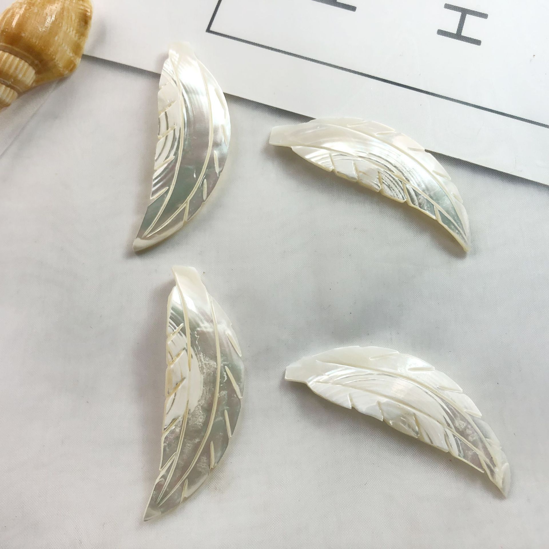 White Shell Maple Leaf (Ornament) 65x0.3x22mm
