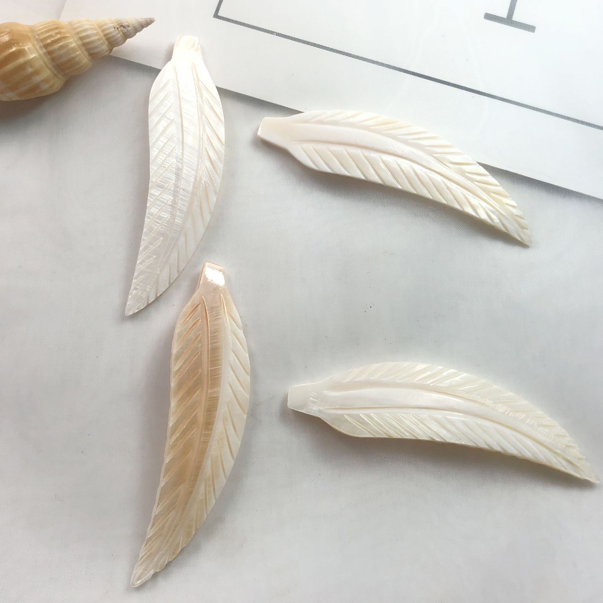 White Shell Long Leaves (Ornament) 20x0.4x70mm