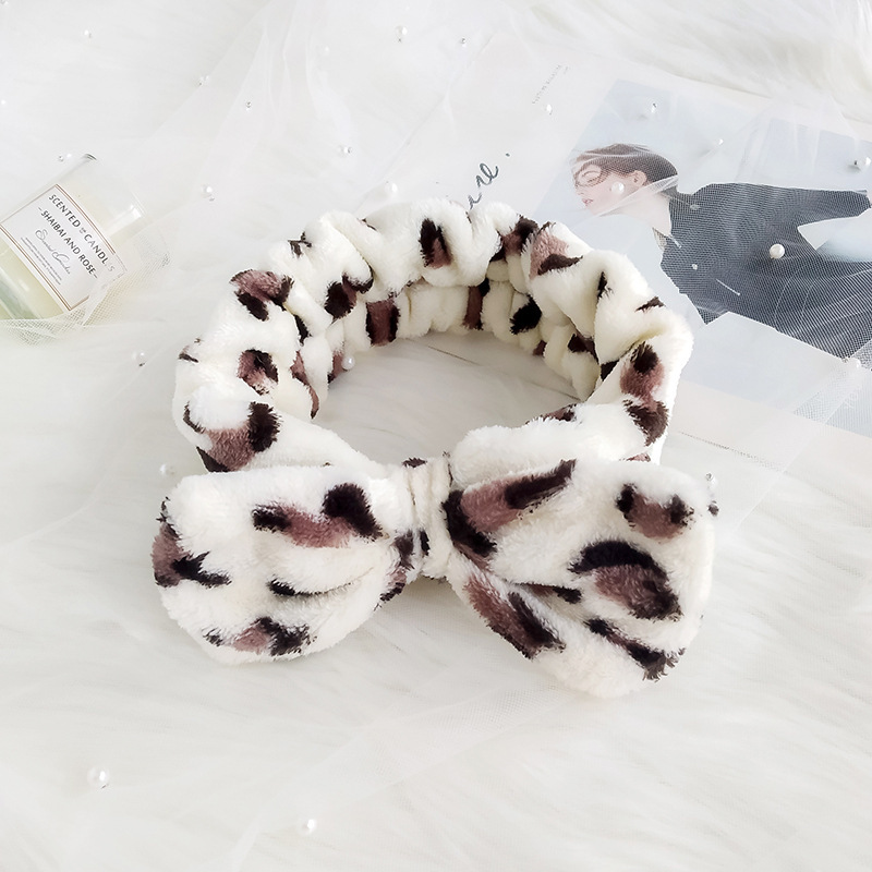18:Cream white leopard print