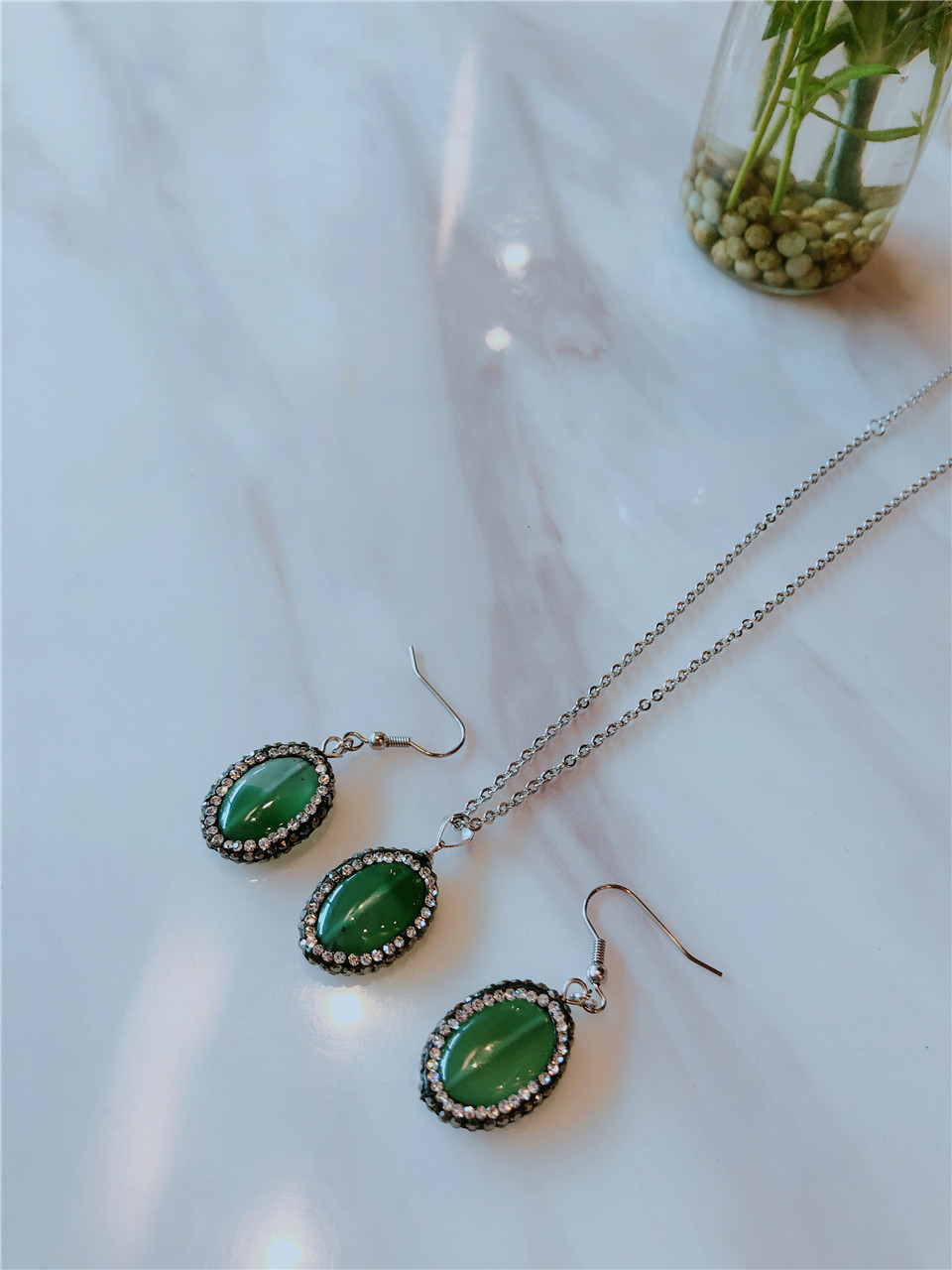 14:A set of green earrings (10x20mm, chain length 40cm)