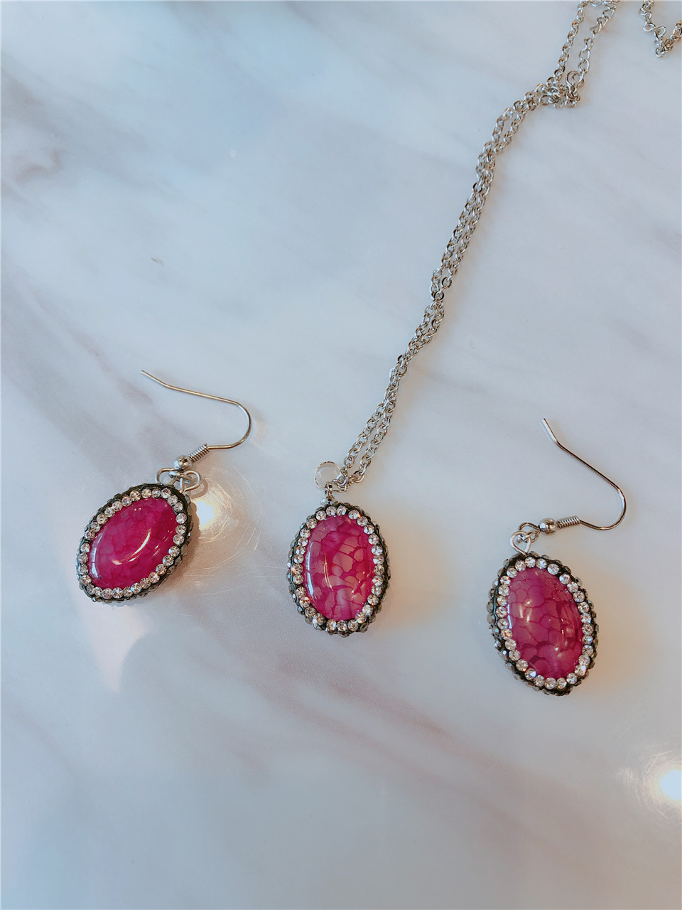 15:A set of red earrings (10x20mm, chain length 40cm)