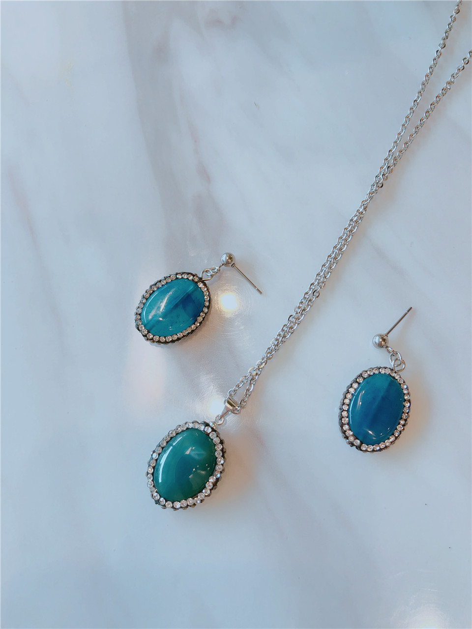 17:A set of blue earrings (10x20mm, chain length 40cm) A