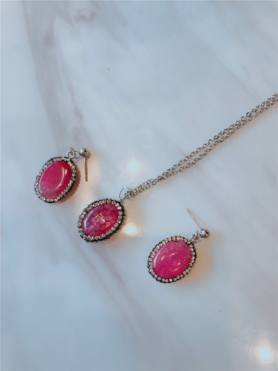 A set of red earrings (10x20mm, chain length 40cm)