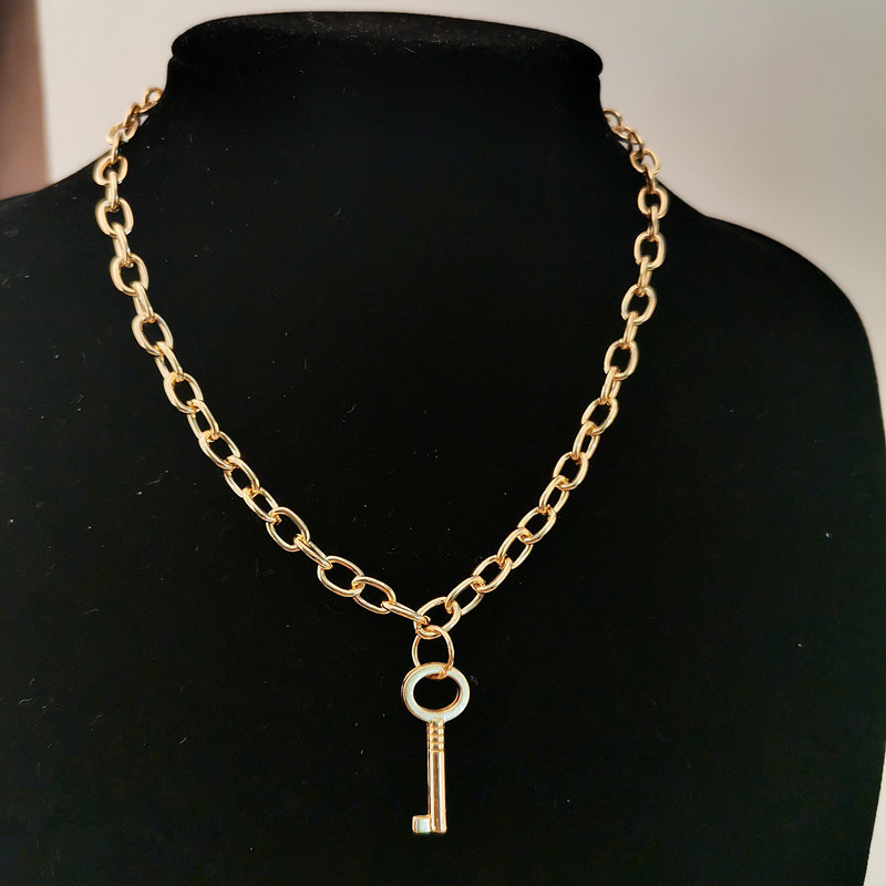5:Key single layer necklace gold