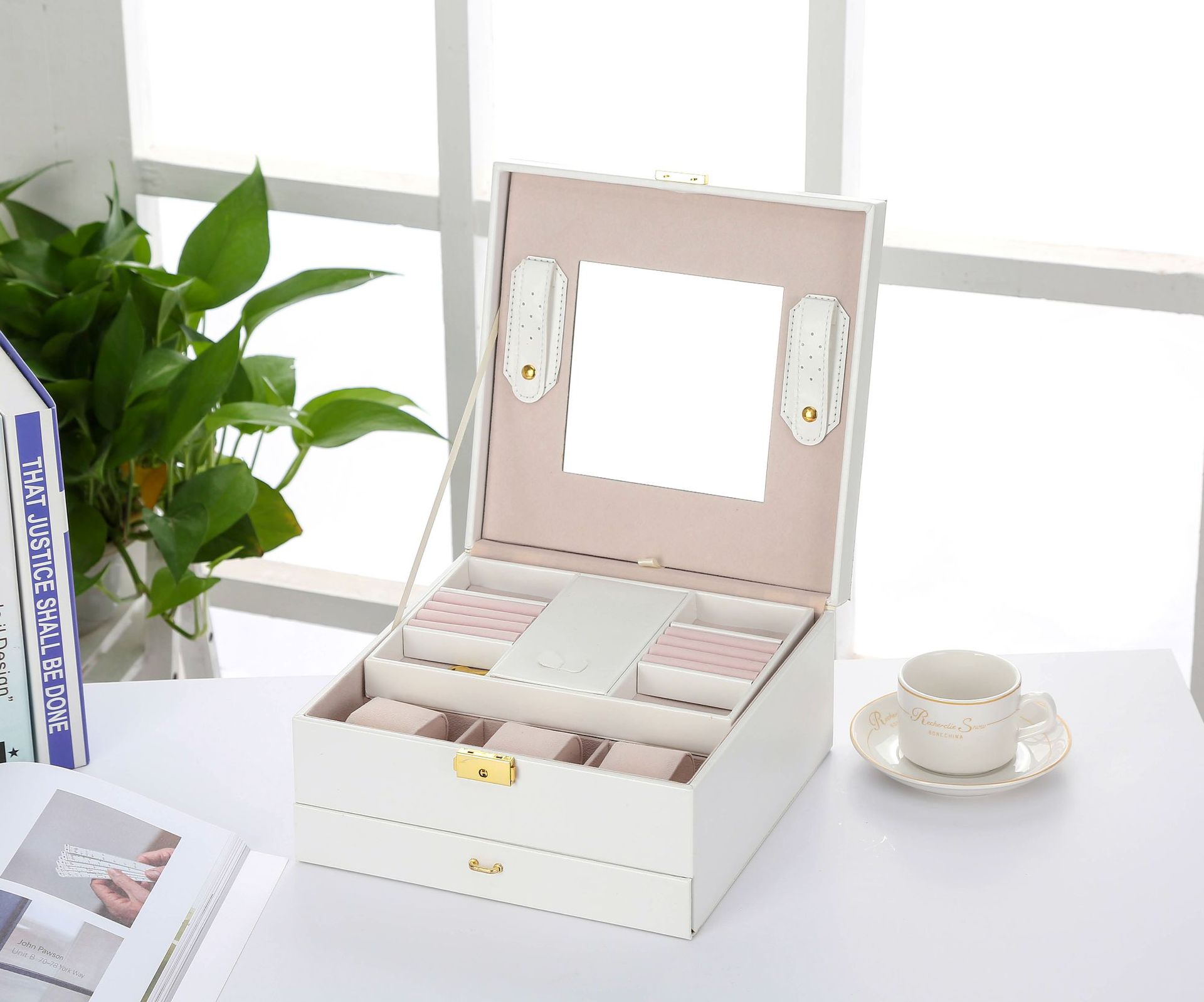 1:square jewelry box white