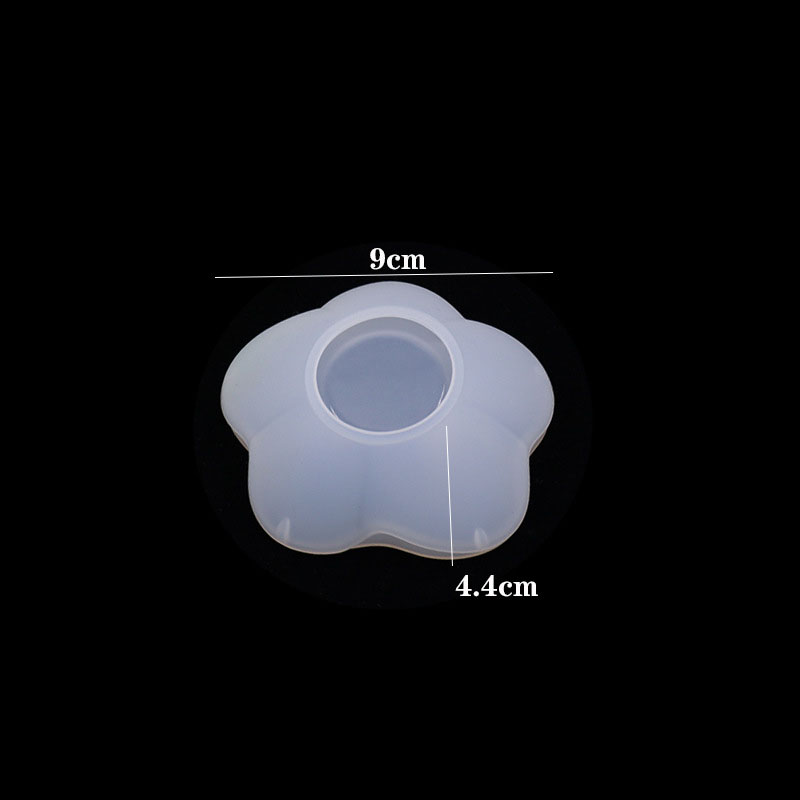 Petal-shaped saucer mold