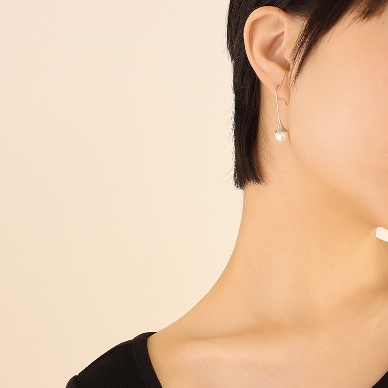 F622- Steel white pearl earrings