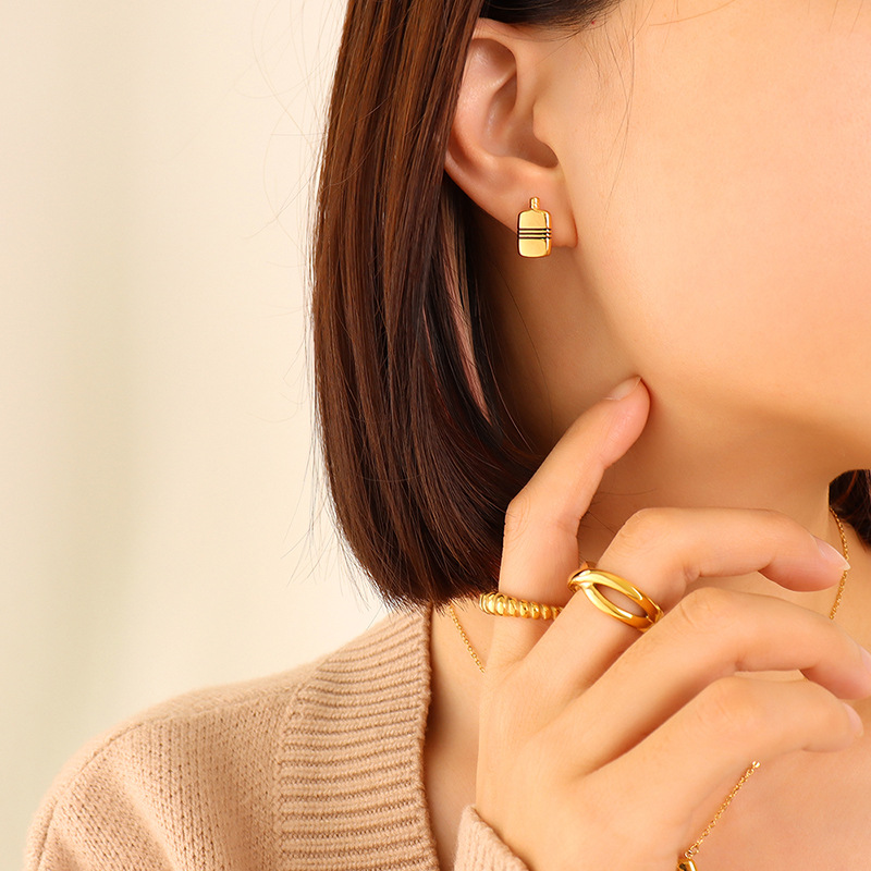 F584- Gold earrings