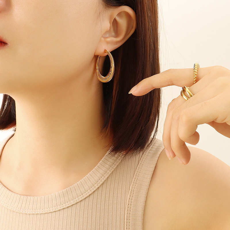 F585- Gold earrings -3.5cm