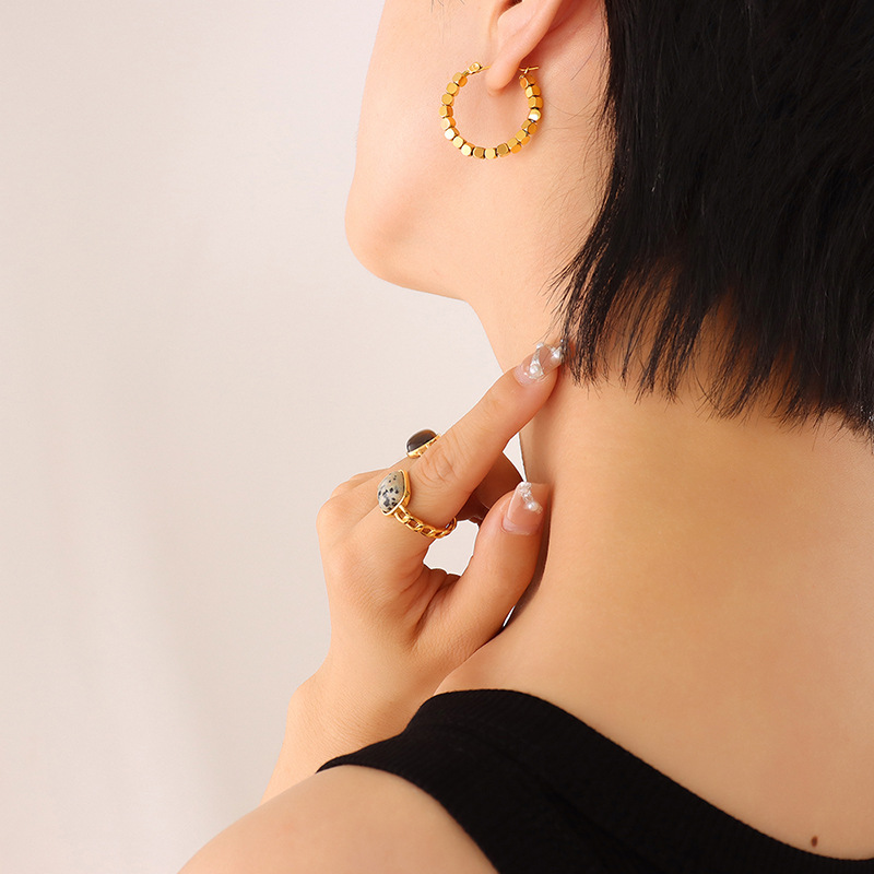 3:Gold earrings 3x26mm