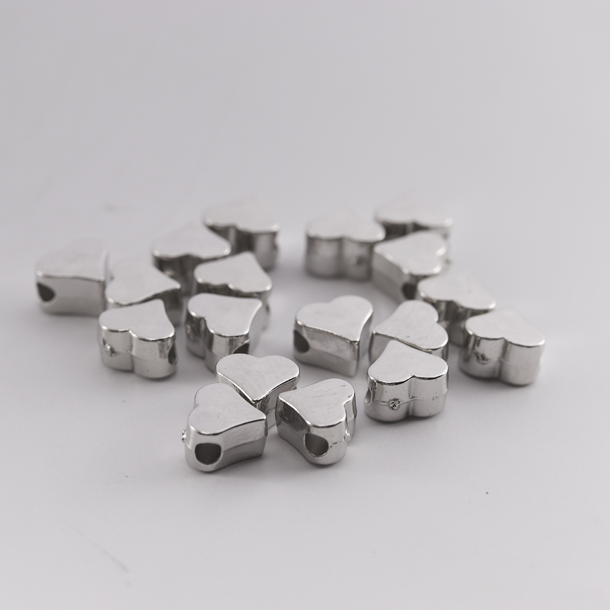 Silver heart-shaped hole bead 5.5x5.8mm, 1.5mm