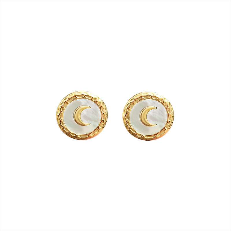 3:F318-A pair of gold earrings