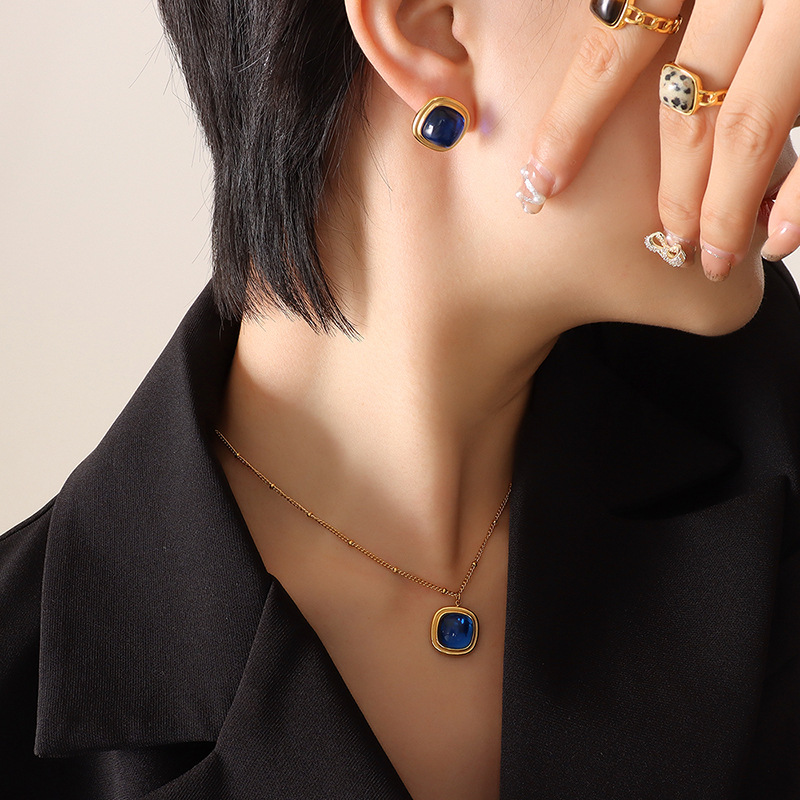 4:F641-Golden Sapphire Stone Earrings