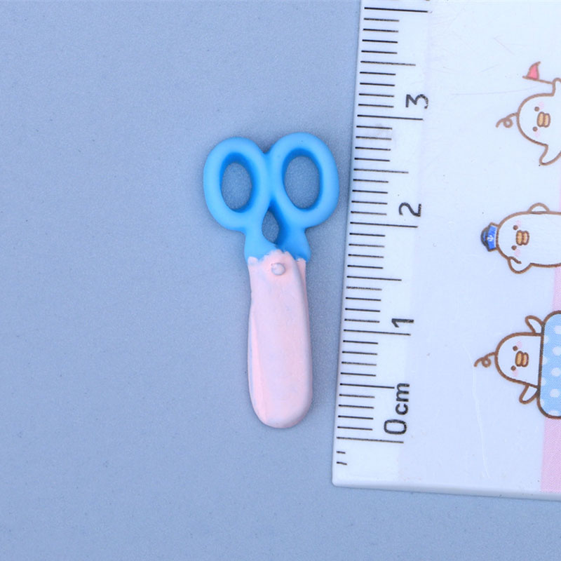 Small scissors [blue light pink]