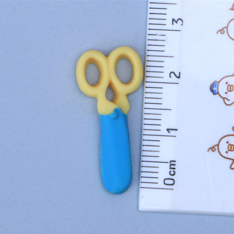 Small scissors [yellow blue]