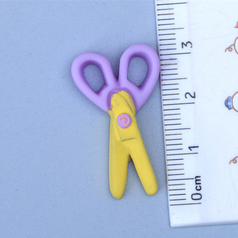 Opening scissors [purple yellow]