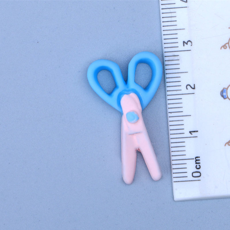 Opening scissors [blue light pink]
