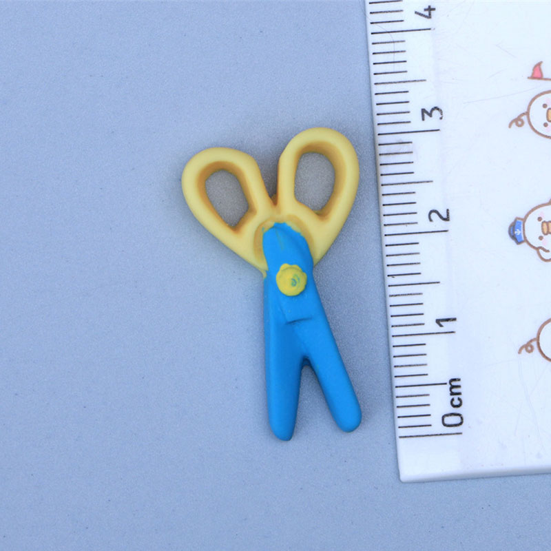 Opening scissors [yellow blue]