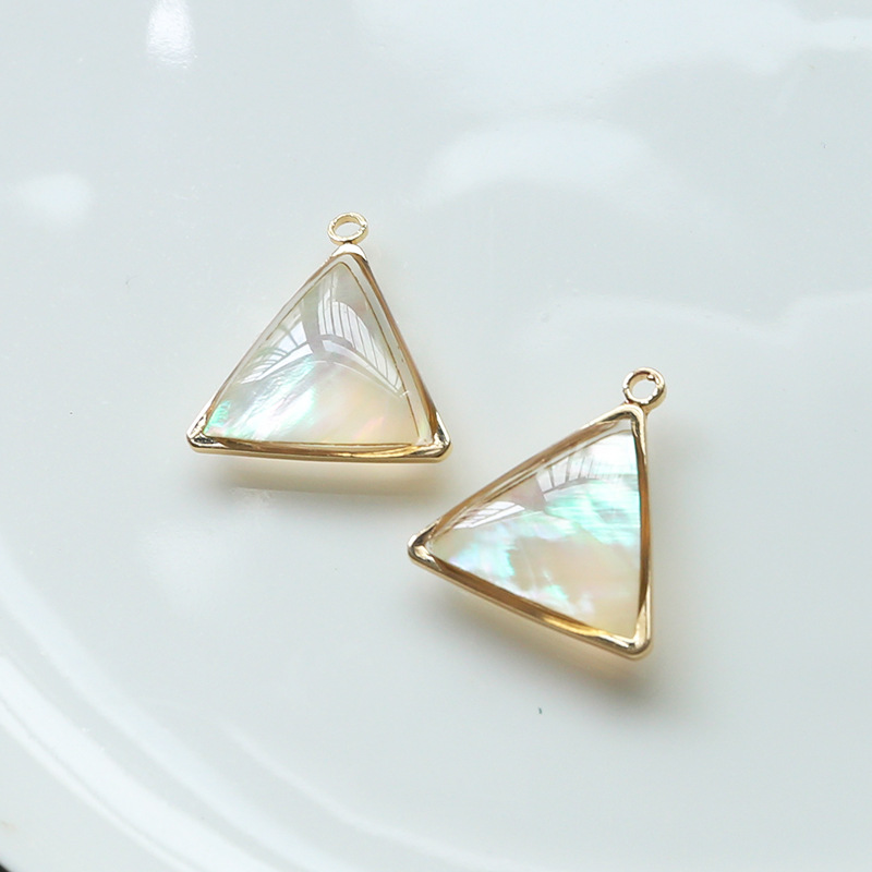 Triangle White Shell 17*18mm
