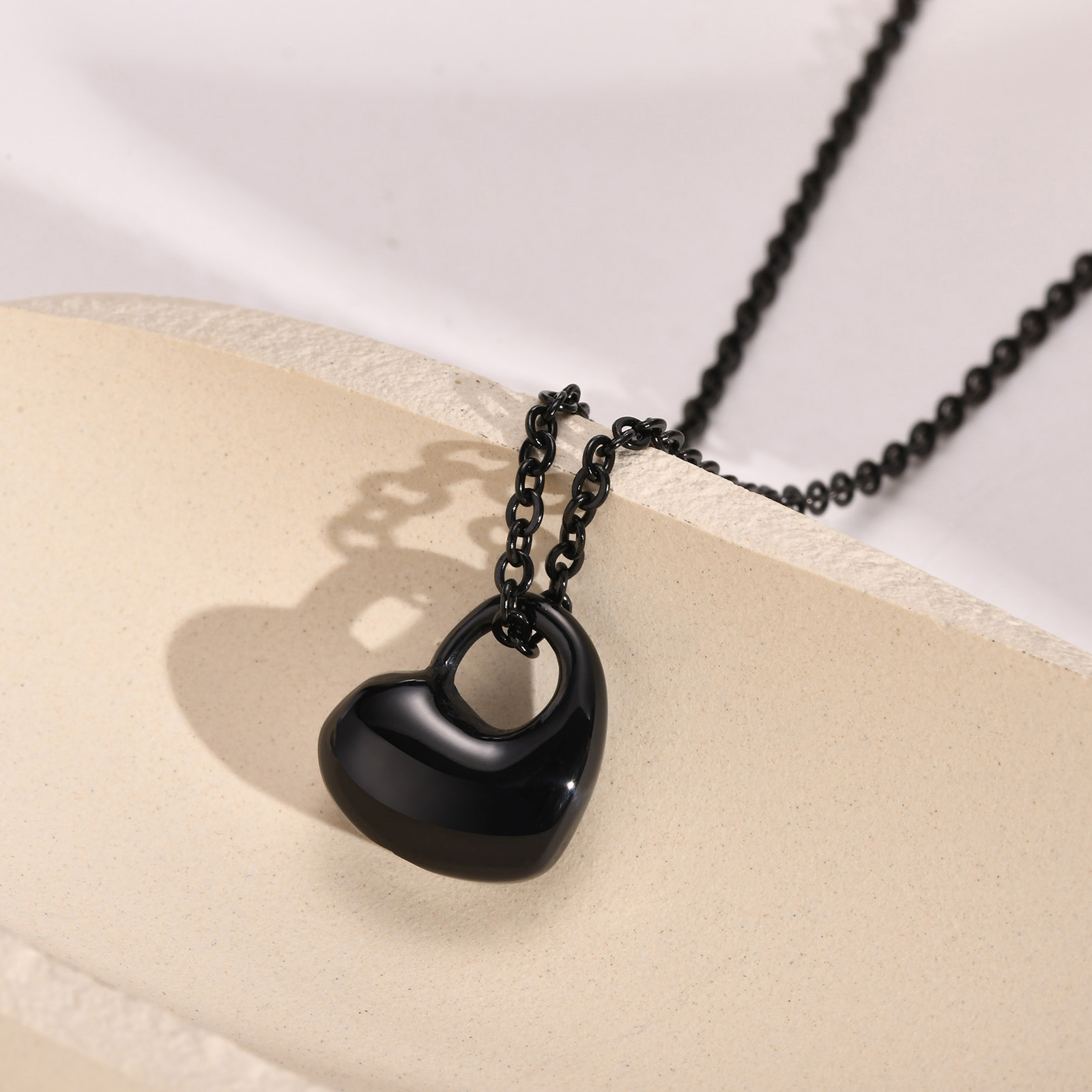 1:black pendant