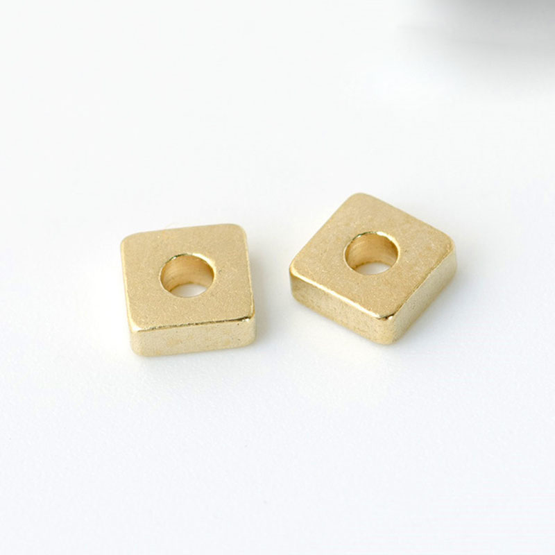 Gold square 4x4x4.5mm, hole 1.5mm