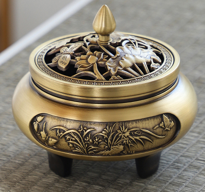 Three-legged Butterfly Love Flower Xuande Stove 10*9.5cm