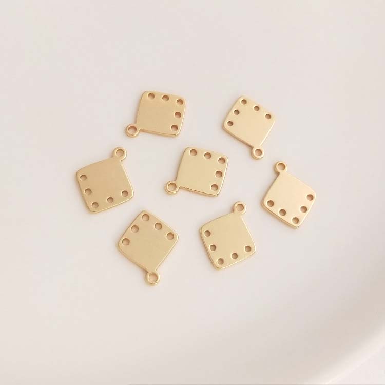 Square-shaped 5 hanging holes 10x12.3mm