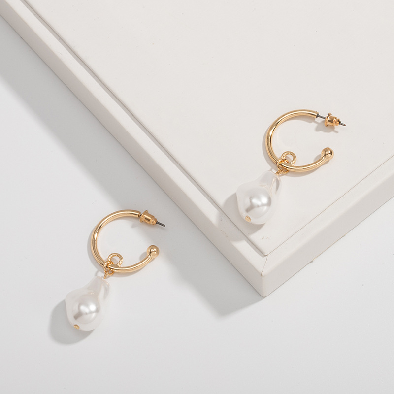 C-shaped earring + pearl