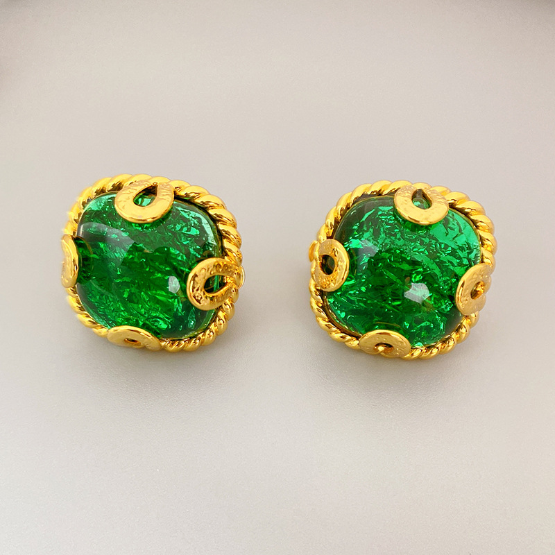 1:Green ( earrings )