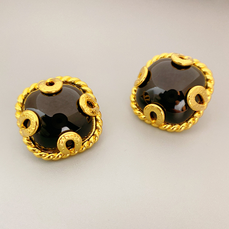 3:Black ( earrings )