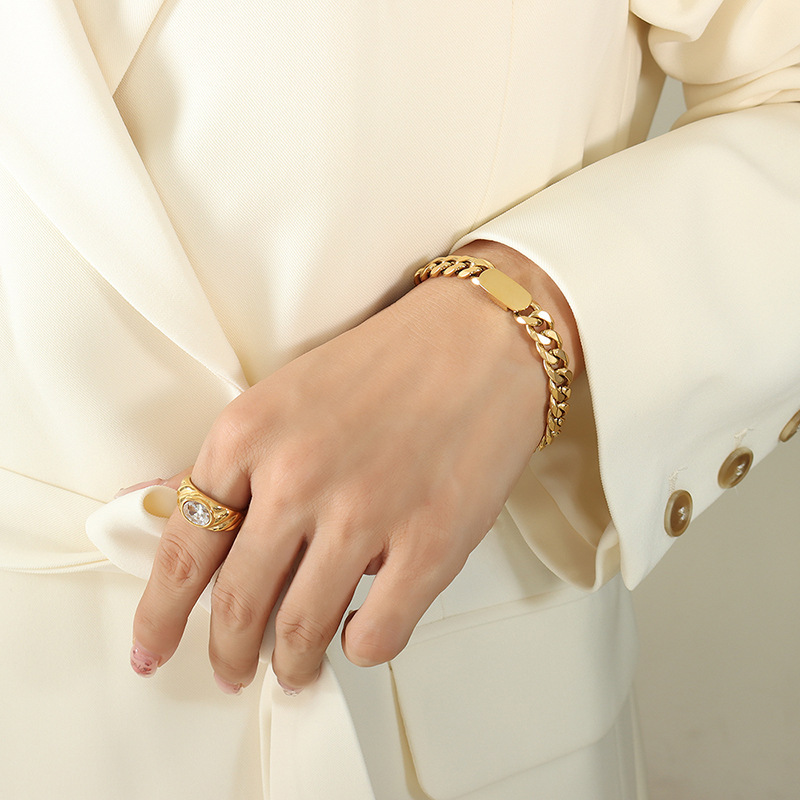 3:E183 - Gold Bracelet - 15   5cm