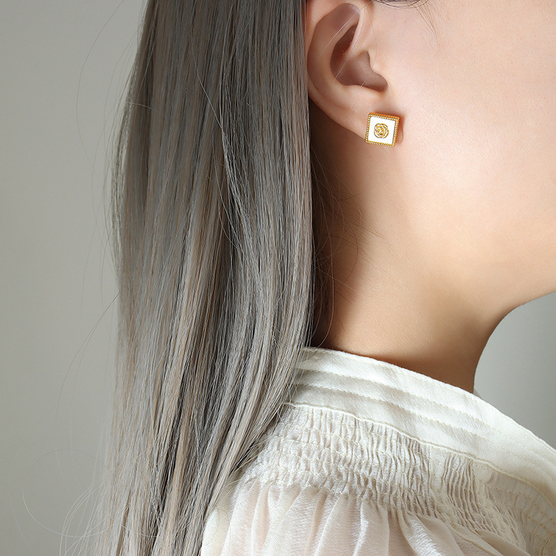 F154-gold earrings
