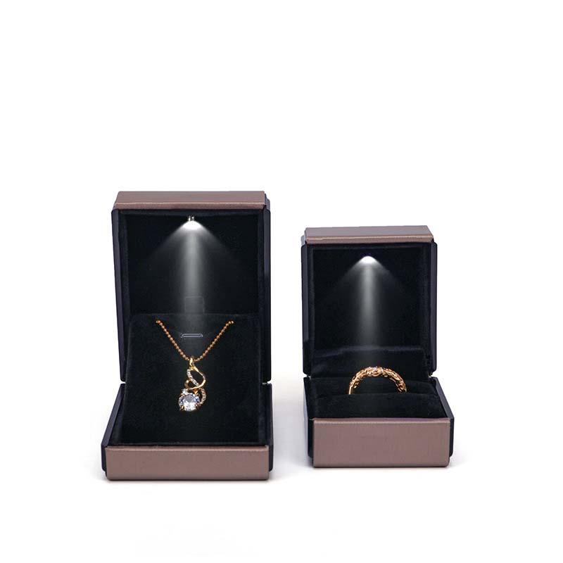 Gold locket/necklace box 90x68x35mm