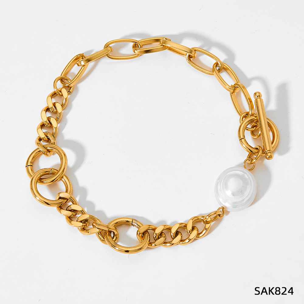 3:The SAK824 bracelet is gold