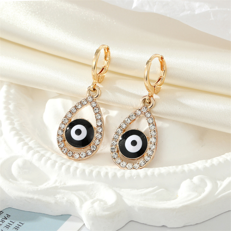 6:Black earrings