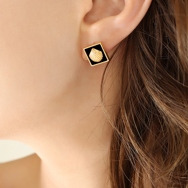 2:F531- Gold Earrings